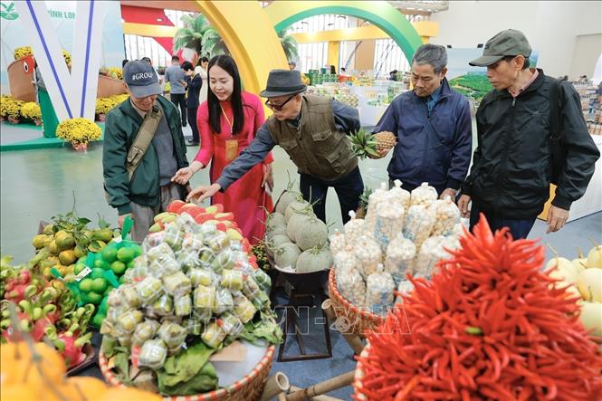Khách tham quan các gian hàng tại Hội chợ Mùa Xuân 2026. Ảnh: Minh Quyết - TTXVN
