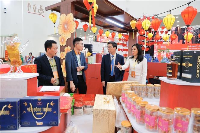 Khách tham quan các gian hàng tại Hội chợ Mùa Xuân 2026. Ảnh: Trần Việt - TTXVN 