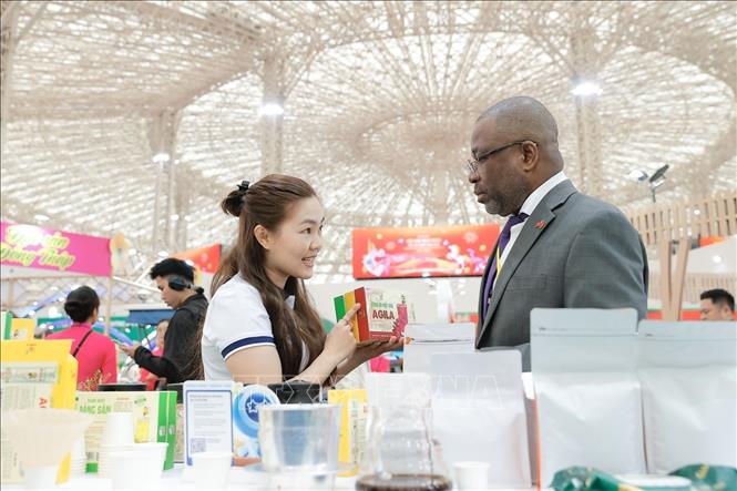 Khách tham quan các gian hàng tại Hội chợ Mùa Xuân 2026. Ảnh: Minh Quyết - TTXVN