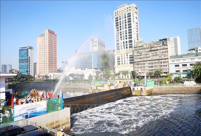 Nghi thức tái vận hành cống Bến Nghé, tái khởi động Dự án “Giải quyết ngập do triều khu vực TP. Hồ Chí Minh, có xét đến yếu tố biến đổi khí hậu - giai đoạn 1”. Ảnh: Hồng Đạt - TTXVN