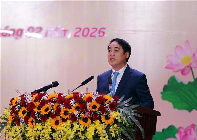 Đồng chí Nghiêm Xuân Thành, Bí thư Tỉnh ủy Khánh Hòa, đọc diễn văn ôn lại chặng đường 96 năm vẻ vang của Đảng và khẳng định quyết tâm đưa tỉnh nhà vững bước vào kỷ nguyên mới. Ảnh: Đặng Tuấn -TTXVN 