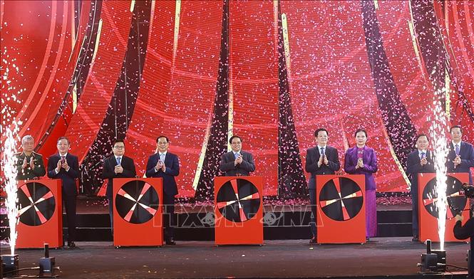 Thủ tướng Phạm Minh Chính và các đại biểu thực hiện nghi thức khai mạc Hội chợ Mùa Xuân lần thứ nhất - năm 2026. Ảnh: Dương Giang-TTXVN