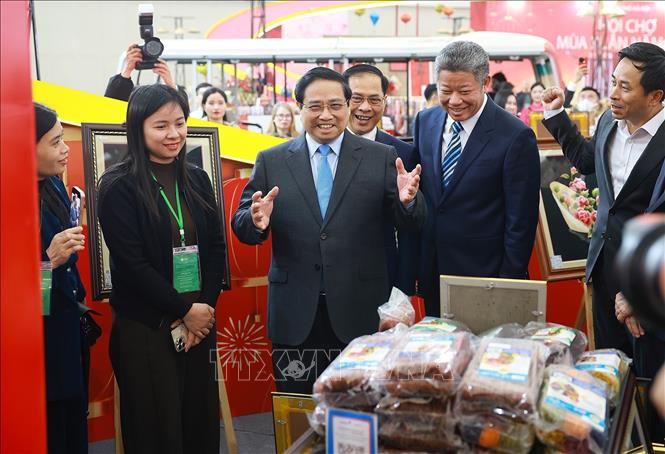 Thủ tướng Phạm Minh Chính tham quan các gian hàng tại Hội chợ Mùa Xuân lần thứ nhất - năm 2026. Ảnh: Dương Giang-TTXVN