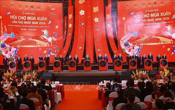 Thủ tướng Phạm Minh Chính và các đại biểu thực hiện nghi thức khai mạc Hội chợ Mùa Xuân lần thứ nhất - năm 2026. Ảnh: Dương Giang-TTXVN