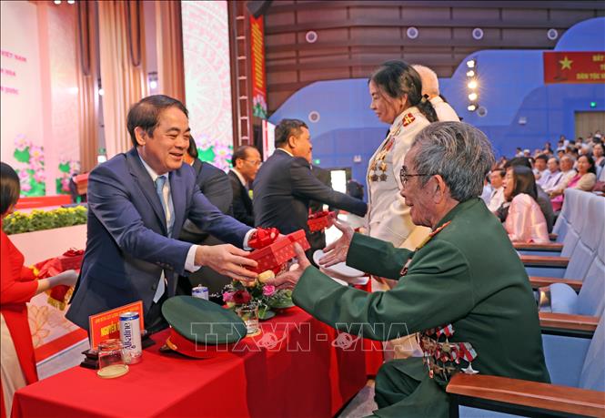 Bí thư Tỉnh ủy tỉnh Khánh Hòa Nghiêm Xuân Thành tặng quà cán bộ lão thành cách mạng; Bà mẹ Việt Nam anh hùng, Anh hùng Lực lượng vũ trang nhân dân; Anh hùng lao động. Ảnh: Đặng Tuấn- TTXVN 