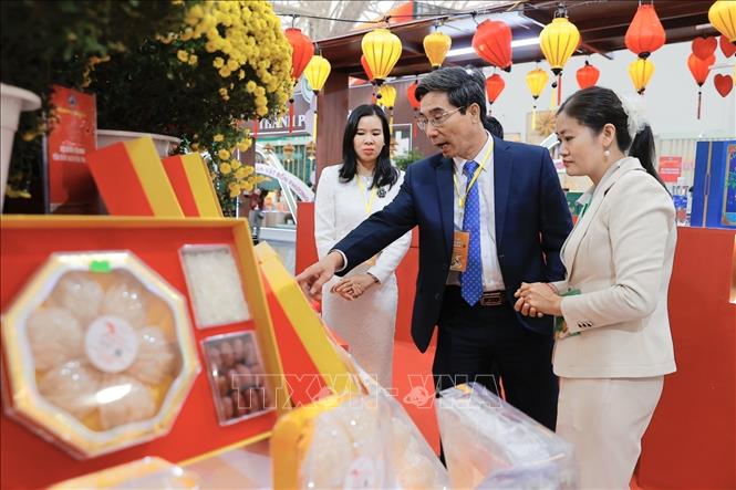 Khách tham quan các gian hàng tại Hội chợ Mùa Xuân 2026. Ảnh: Minh Quyết - TTXVN