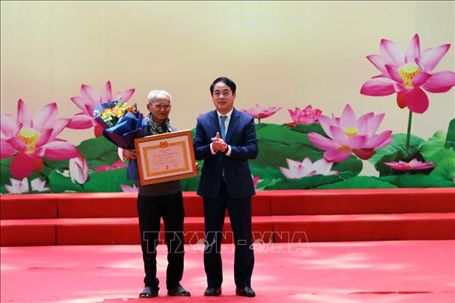 Trao huy hiệu 65 năm tuổi Đảng cho đồng chí Nguyễn Văn Minh, Đảng bộ phường Bảo An. Ảnh: Đặng Tuấn -TTXVN