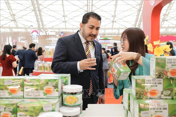 Khách tham quan các gian hàng tại Hội chợ Mùa Xuân 2026. Ảnh: Minh Quyết - TTXVN