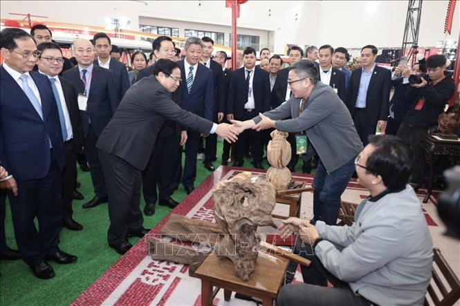 Thủ tướng Phạm Minh Chính và đại biểu tham quan các gian hàng tại Hội chợ Mùa Xuân 2026. Ảnh: Trần Việt - TTXVN 