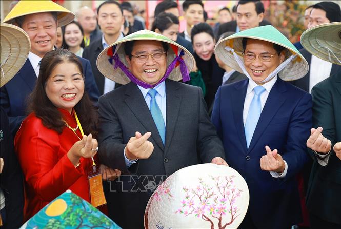 Thủ tướng Phạm Minh Chính tham quan các gian hàng thủ công mỹ nghệ tại Hội chợ Mùa Xuân lần thứ nhất - năm 2026. Ảnh: Dương Giang-TTXVN
