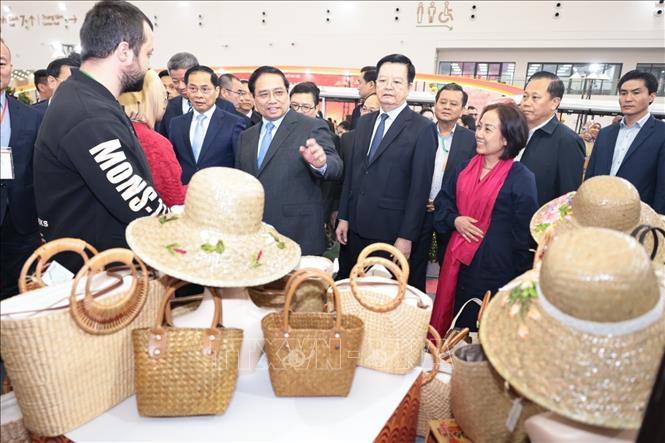 Thủ tướng Phạm Minh Chính và đại biểu tham quan gian hàng tại Hội chợ Mùa Xuân 2026. Ảnh: Trần Việt - TTXVN 