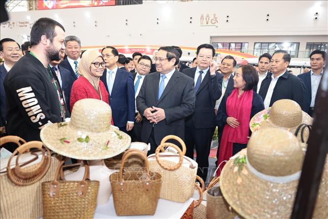 Thủ tướng Phạm Minh Chính và đại biểu tham quan gian hàng tại Hội chợ Mùa Xuân 2026. Ảnh: Trần Việt - TTXVN 