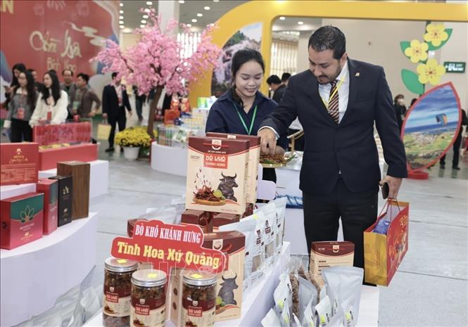 Khách tham quan gian hàng tại Hội chợ Mùa Xuân 2026. Ảnh: Trần Việt - TTXVN 