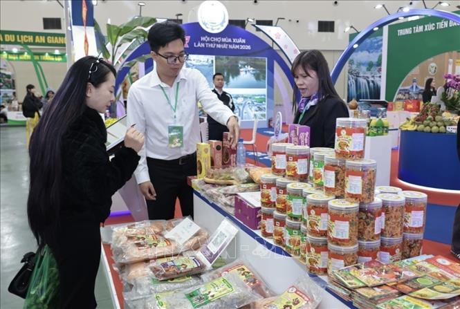 Khách tham quan gian hàng tại Hội chợ Mùa Xuân 2026. Ảnh: Trần Việt - TTXVN 