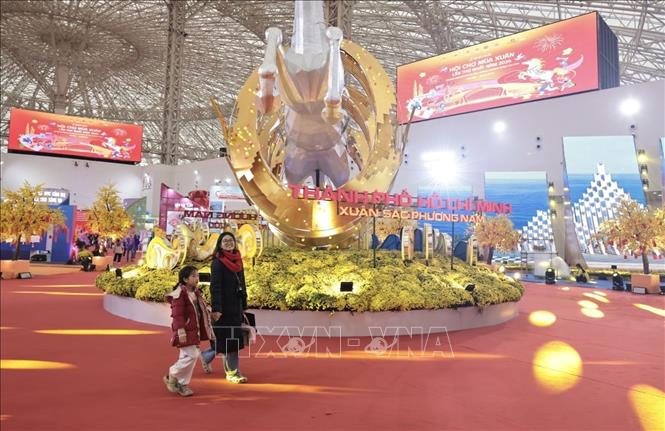 Các gian hàng trang trí mang đậm không khí Xuân. Ảnh: Trần Việt - TTXVN 