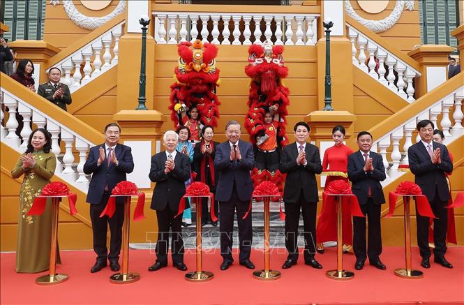 Tổng Bí thư Tô Lâm, Chủ tịch nước Lương Cường, Thường trực Ban Bí thư Trần Cẩm Tú và các đồng chí lãnh đạo, nguyên lãnh đạo Đảng, Nhà nước cắt băng khánh thành dự án cải tạo, sửa chữa, nâng cấp, xây mới trụ sở làm việc Cơ quan Chủ tịch nước tại số 2 Lê Thạch. Ảnh: Lâm Khánh – TTXVN