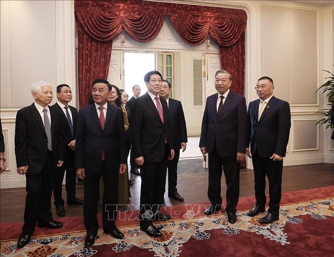 Tổng Bí thư Tô Lâm, Chủ tịch nước Lương Cường, Thường trực Ban Bí thư Trần Cẩm Tú và các đồng chí lãnh đạo, nguyên lãnh đạo Đảng, Nhà nước tham quan trụ sở làm việc Cơ quan Chủ tịch nước tại số 2 Lê Thạch. Ảnh: Lâm Khánh – TTXVN