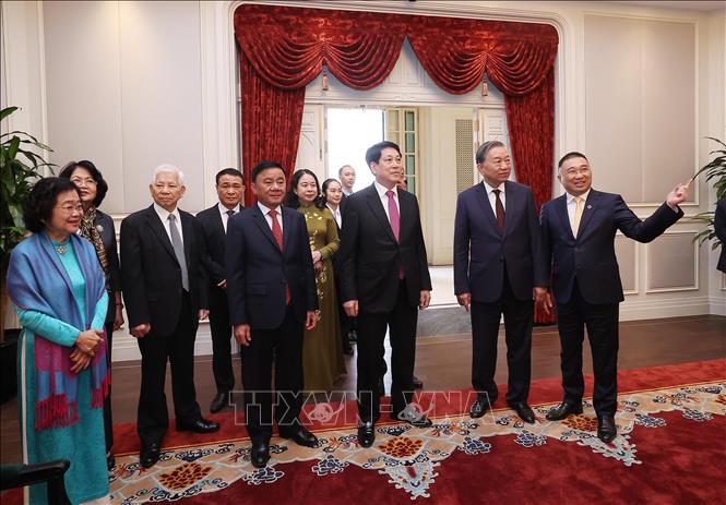 Tổng Bí thư Tô Lâm, Chủ tịch nước Lương Cường, Thường trực Ban Bí thư Trần Cẩm Tú và các đồng chí lãnh đạo, nguyên lãnh đạo Đảng, Nhà nước tham quan trụ sở làm việc Cơ quan Chủ tịch nước tại số 2 Lê Thạch. Ảnh: Lâm Khánh – TTXVN