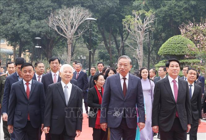 Tổng Bí thư Tô Lâm, Chủ tịch nước Lương Cường, Thường trực Ban Bí thư Trần Cẩm Tú và các đồng chí lãnh đạo, nguyên lãnh đạo Đảng, Nhà nước tham quan trụ sở làm việc Cơ quan Chủ tịch nước tại số 2 Lê Thạch. Ảnh: Lâm Khánh – TTXVN