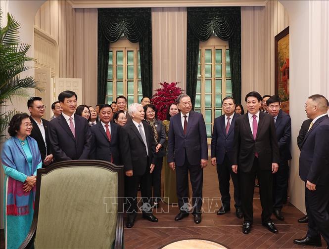 Tổng Bí thư Tô Lâm, Chủ tịch nước Lương Cường, Thường trực Ban Bí thư Trần Cẩm Tú và các đồng chí lãnh đạo, nguyên lãnh đạo Đảng, Nhà nước tham quan trụ sở làm việc Cơ quan Chủ tịch nước tại số 2 Lê Thạch. Ảnh: Lâm Khánh – TTXVN