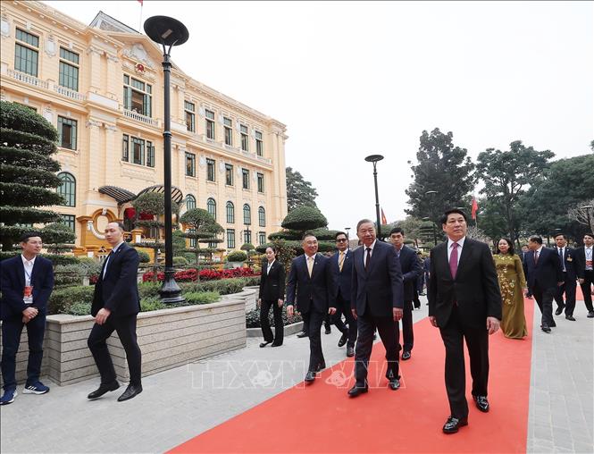 Tổng Bí thư Tô Lâm, Chủ tịch nước Lương Cường, Thường trực Ban Bí thư Trần Cẩm Tú và các đồng chí lãnh đạo, nguyên lãnh đạo Đảng, Nhà nước tham quan trụ sở làm việc Cơ quan Chủ tịch nước tại số 2 Lê Thạch. Ảnh: Lâm Khánh – TTXVN