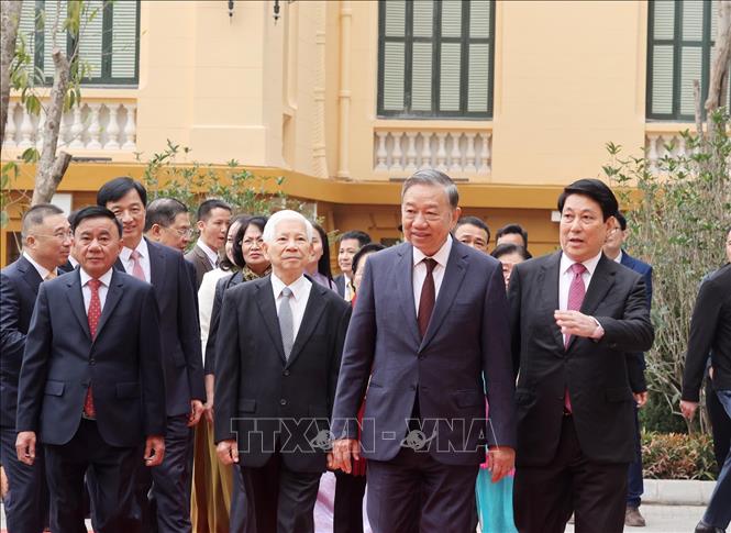 Tổng Bí thư Tô Lâm, Chủ tịch nước Lương Cường, Thường trực Ban Bí thư Trần Cẩm Tú và các đồng chí lãnh đạo, nguyên lãnh đạo Đảng, Nhà nước tham quan trụ sở làm việc Cơ quan Chủ tịch nước tại số 2 Lê Thạch. Ảnh: Lâm Khánh – TTXVN