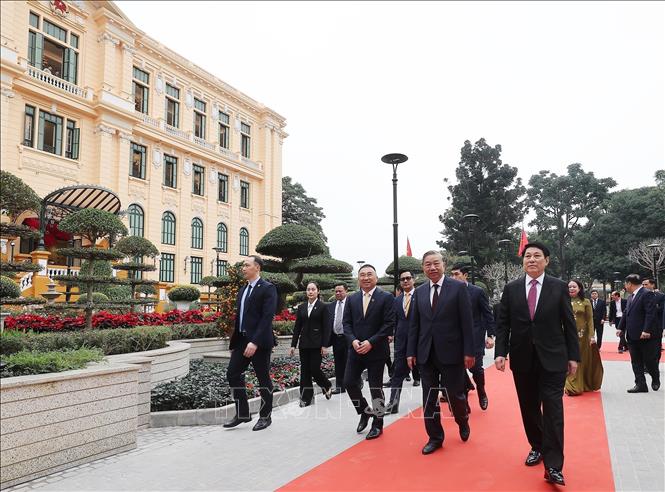 Tổng Bí thư Tô Lâm, Chủ tịch nước Lương Cường, Thường trực Ban Bí thư Trần Cẩm Tú và các đồng chí lãnh đạo, nguyên lãnh đạo Đảng, Nhà nước tham quan trụ sở làm việc Cơ quan Chủ tịch nước tại số 2 Lê Thạch. Ảnh: Lâm Khánh – TTXVN