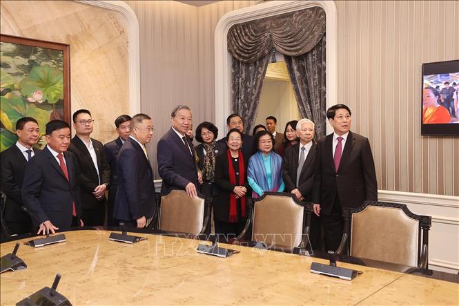 Tổng Bí thư Tô Lâm, Chủ tịch nước Lương Cường, Thường trực Ban Bí thư Trần Cẩm Tú và các đồng chí lãnh đạo, nguyên lãnh đạo Đảng, Nhà nước tham quan trụ sở làm việc Cơ quan Chủ tịch nước tại số 2 Lê Thạch. Ảnh: Lâm Khánh – TTXVN