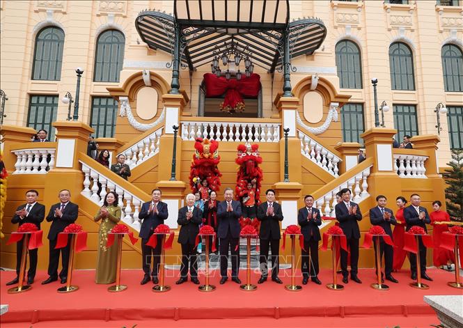 Tổng Bí thư Tô Lâm, Chủ tịch nước Lương Cường, Thường trực Ban Bí thư Trần Cẩm Tú và các đồng chí lãnh đạo, nguyên lãnh đạo Đảng, Nhà nước cắt băng khánh thành dự án cải tạo, sửa chữa, nâng cấp, xây mới trụ sở làm việc Cơ quan Chủ tịch nước tại số 2 Lê Thạch. Ảnh: Lâm Khánh – TTXVN