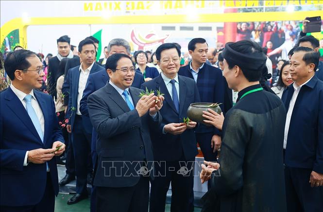 Thủ tướng Phạm Minh Chính tham quan các gian hàng tại Hội chợ Mùa Xuân lần thứ nhất - năm 2026. Ảnh: Dương Giang-TTXVN