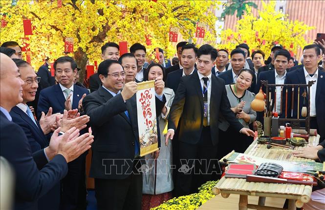 Thủ tướng Phạm Minh Chính tham quan các gian hàng truyền thống tại Hội chợ Mùa Xuân lần thứ nhất - năm 2026. Ảnh: Dương Giang-TTXVN
