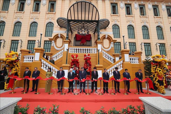 Tổng Bí thư Tô Lâm, Chủ tịch nước Lương Cường, Thường trực Ban Bí thư Trần Cẩm Tú và các đồng chí lãnh đạo, nguyên lãnh đạo Đảng, Nhà nước cắt băng khánh thành dự án cải tạo, sửa chữa, nâng cấp, xây mới trụ sở làm việc Cơ quan Chủ tịch nước tại số 2 Lê Thạch. Ảnh: Lâm Khánh – TTXVN