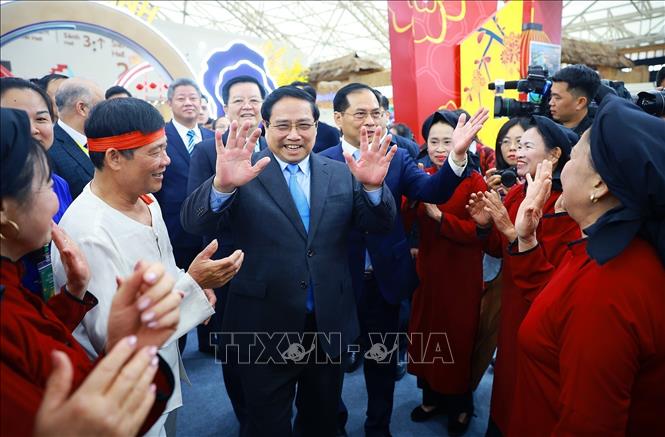 Thủ tướng Phạm Minh Chính tham quan các gian hàng tại Hội chợ Mùa Xuân lần thứ nhất - năm 2026. Ảnh: Dương Giang-TTXVN