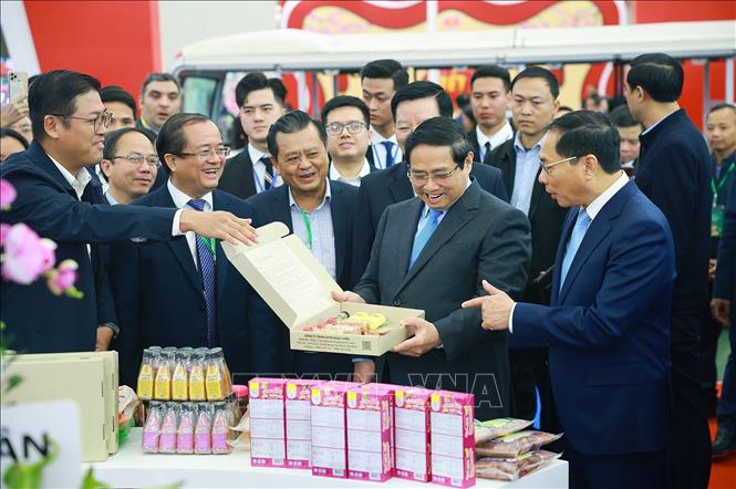 Thủ tướng Phạm Minh Chính tham quan các gian hàng OCOP tại Hội chợ Mùa Xuân lần thứ nhất - năm 2026. Ảnh: Dương Giang-TTXVN
