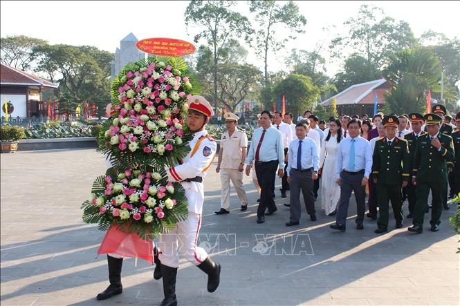 Chủ tịch UBND tỉnh Đồng Tháp Phạm Thành Ngại và các đại biểu dâng hoa tưởng niệm liệt sĩ tỉnh Đồng Tháp. Ảnh: Hồng Nhung - TTXVN