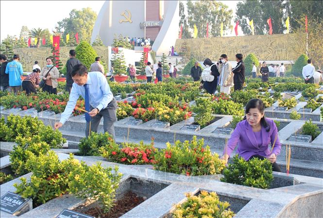 Lãnh đạo UBND tỉnh Đồng Tháp dâng hương viếng mộ liệt sĩ tỉnh Đồng Tháp. Ảnh: Hồng Nhung - TTXVN
