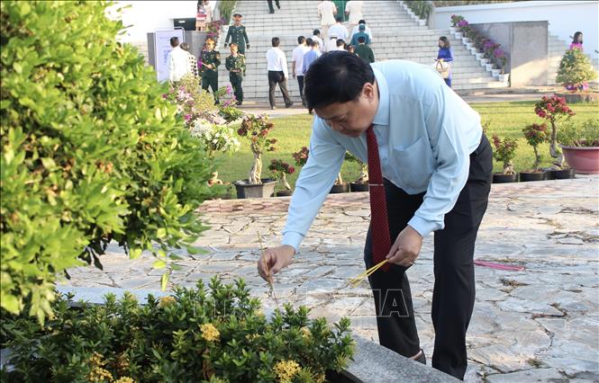 Chủ tịch UBND tỉnh Đồng Tháp Phạm Thành Ngại dâng hương mộ liệt sĩ tỉnh Đồng Tháp. Ảnh: Hồng Nhung - TTXVN
