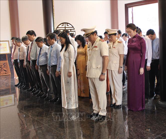 Các đại biểu tưởng niệm liệt sĩ tại Nghĩa trang liệt sĩ tỉnh Đồng Tháp. Ảnh: Hồng Nhung - TTXVN