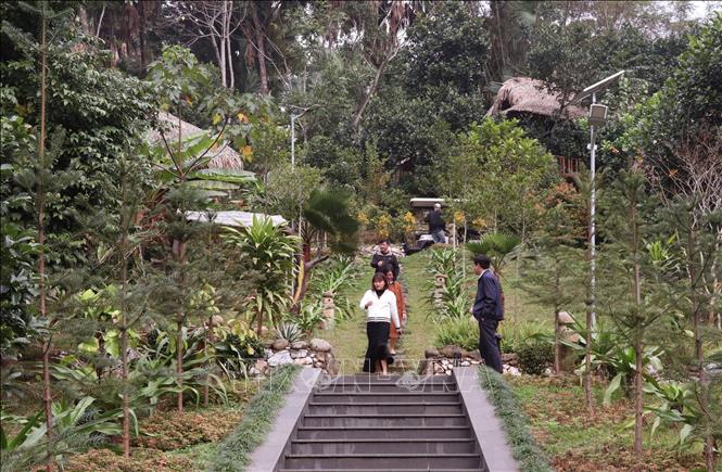 Du khách tận hưởng không gian du lịch xanh, yên tĩnh và mang đậm thiên nhiên sinh thái sau những dãy núi Hà Giang 1. Ảnh: Đức Thọ - TTXVN