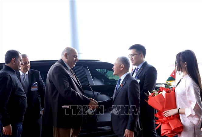 Phó Chủ nhiệm Ủy ban Quốc phòng, An ninh và Đối ngoại của Quốc hội Đôn Tuấn Phong đón Chủ tịch Hạ viện Jordan Mazen Turki El Qadi tại sân bay quốc tế Nội Bài. Ảnh: Tuấn Anh - TTXVN