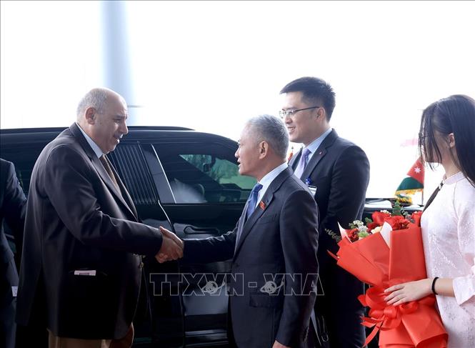 Phó Chủ nhiệm Ủy ban Quốc phòng, An ninh và Đối ngoại của Quốc hội Đôn Tuấn Phong đón Chủ tịch Hạ viện Jordan Mazen Turki El Qadi tại sân bay quốc tế Nội Bài. Ảnh: Tuấn Anh - TTXVN