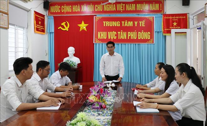 Bí thư chi bộ Hồ Văn Son phát biểu trong cuộc họp chi bộ chi bộ Y tế dự phòng, Đảng bộ Trung tâm Y tế khu vực Tân Phú Đông, Đảng bộ xã Tân Phủ Đông, tỉnh Đồng Tháp. Ảnh: Hữu Chí - TTXVN