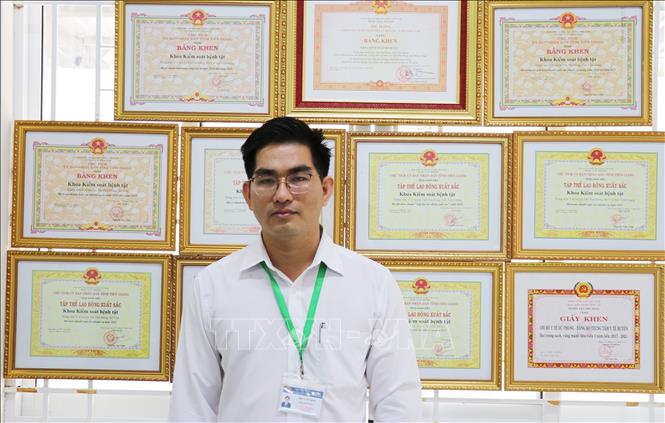 Bí thư chi bộ Hồ Văn Son. Ảnh: Hữu Chí - TTXVN