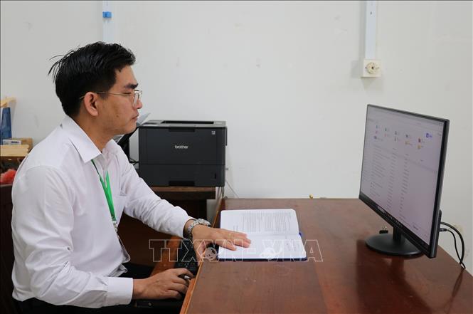 Đồng chí Hồ Văn Son xử lý công việc chuyên môn trên máy tính. Ảnh: Hữu Chí - TTXVN