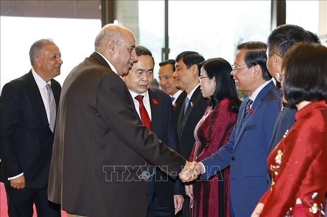 Chủ tịch Quốc hội Trần Thanh Mẫn giới thiệu các đại biểu Việt Nam với Chủ tịch Hạ viện Vương quốc Hashemite Jordan Mazen Turki El Qadi. Ảnh: Doãn Tấn - TTXVN