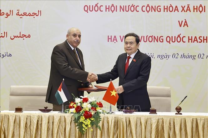 Chủ tịch Quốc hội Trần Thanh Mẫn và Chủ tịch Hạ viện Vương quốc Hashemite Jordan Mazen Turki El Qadi trao thoả thuận hợp tác giữa Quốc hội Việt Nam và Hạ viện Jordan.  Ảnh: Doãn Tấn - TTXVN