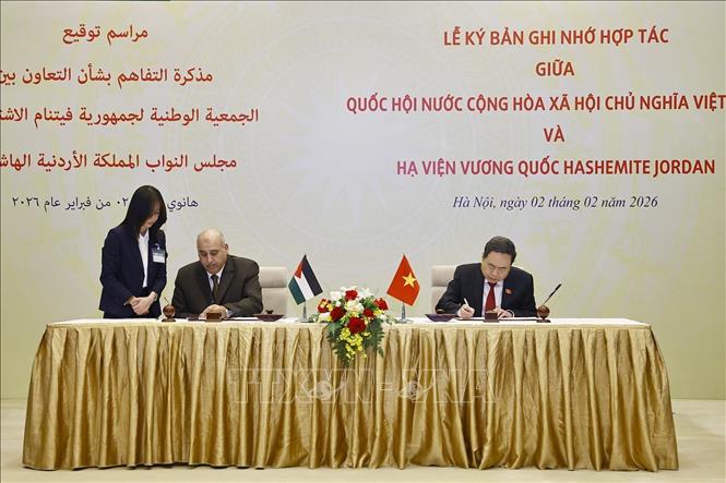Chủ tịch Quốc hội Trần Thanh Mẫn và Chủ tịch Hạ viện Vương quốc Hashemite Jordan Mazen Turki El Qadi ký thoả thuận hợp tác giữa Quốc hội Việt Nam và Hạ viện Jordan.  Ảnh: Doãn Tấn - TTXVN