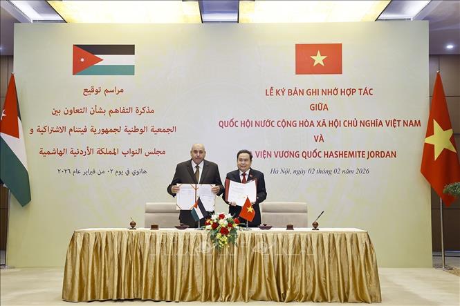 Chủ tịch Quốc hội Trần Thanh Mẫn và Chủ tịch Hạ viện Vương quốc Hashemite Jordan Mazen Turki El Qadi ký thoả thuận hợp tác giữa Quốc hội Việt Nam và Hạ viện Jordan.  Ảnh: Doãn Tấn - TTXVN