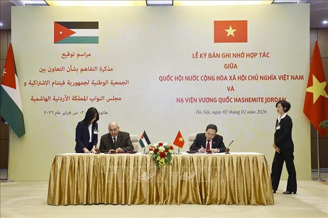 Chủ tịch Quốc hội Trần Thanh Mẫn và Chủ tịch Hạ viện Vương quốc Hashemite Jordan Mazen Turki El Qadi ký thoả thuận hợp tác giữa Quốc hội Việt Nam và Hạ viện Jordan.  Ảnh: Doãn Tấn - TTXVN