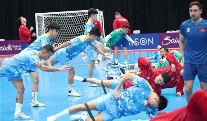 Đội tuyển futsal Việt Nam tập luyện trước trận tứ kết gặp đội chủ nhà Indonesia. Ảnh: VFF/TTXVN phát